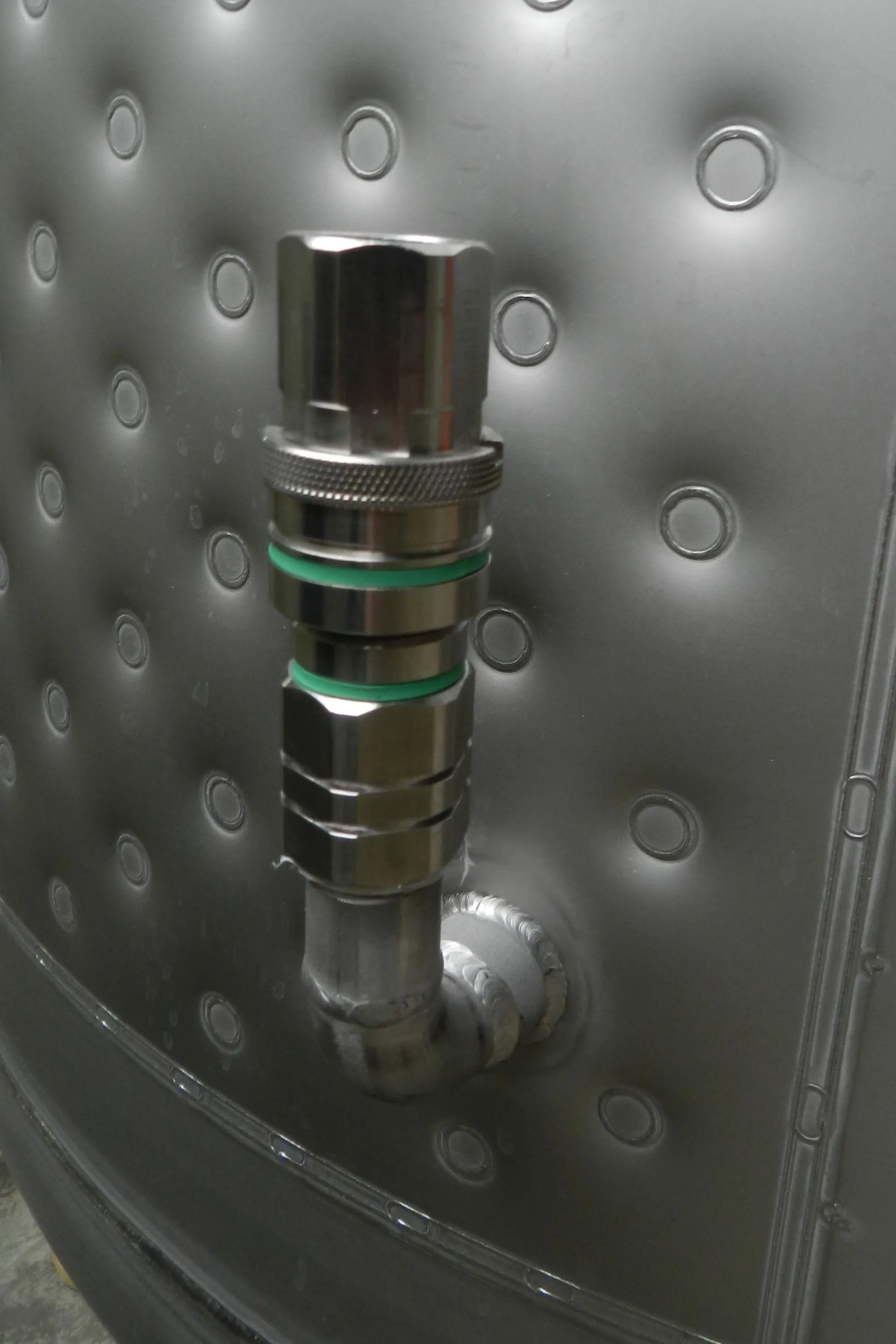 Sektdrucktank/ Lagertanks/ Drucktank 1125 Liter  mit Kühlmantel rund stehend aus V2A  +7,0 bar