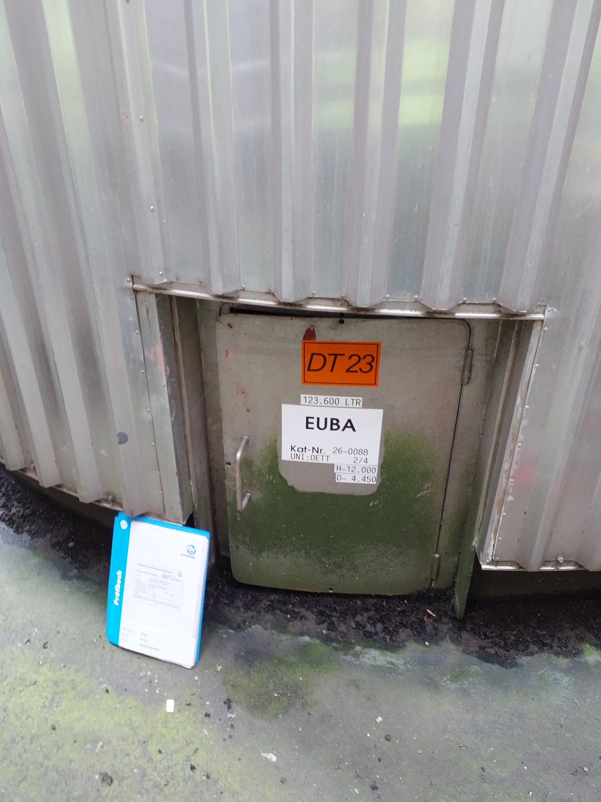 123.600 Liter GROSS Drucktank isoliert