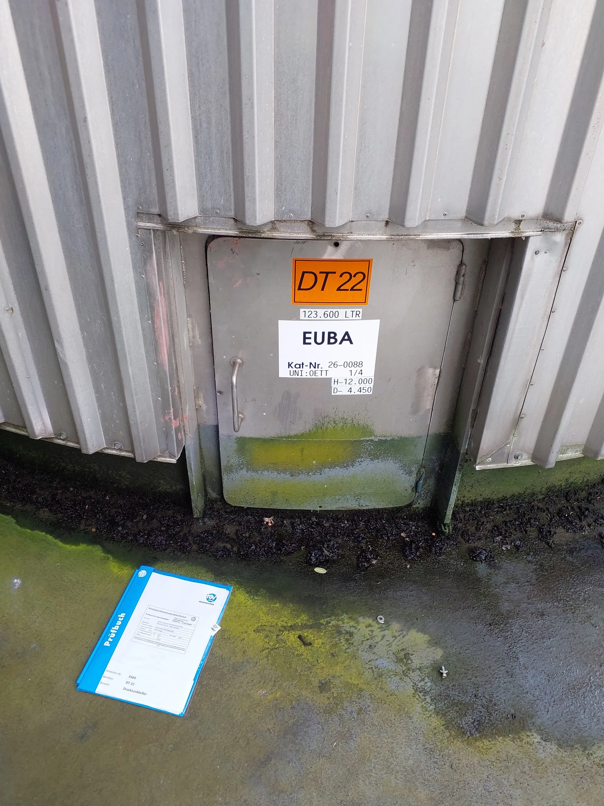 123.600 Liter GROSS Drucktank isoliert
