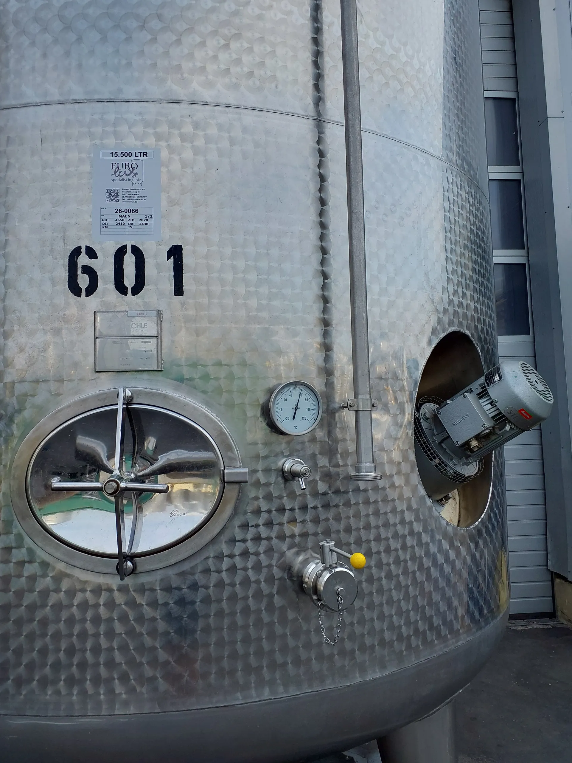 15.500 Liter Möschle Weintank, Lagertank mit Kühlmantel isoliert mit Rührwerk