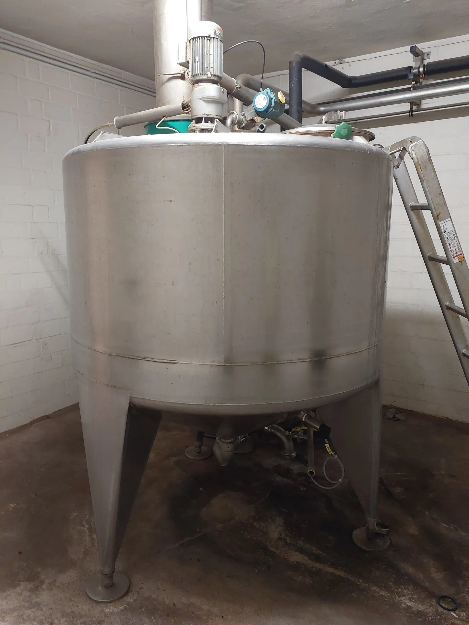 1.650 Liter  Jorns Lagertank mit Rührwerk