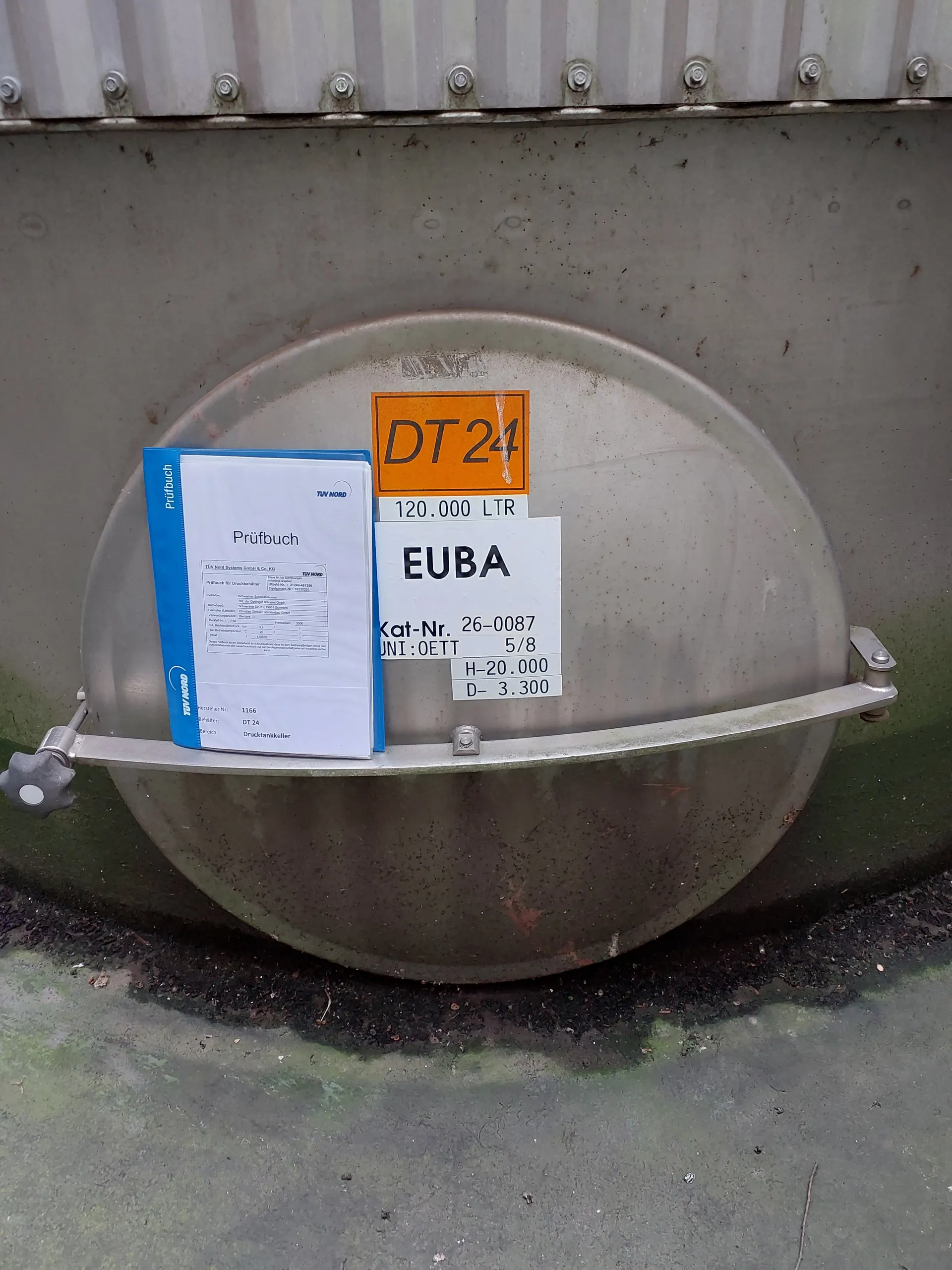 120.000 Liter Gresser 3 bar Drucktank isoliert
