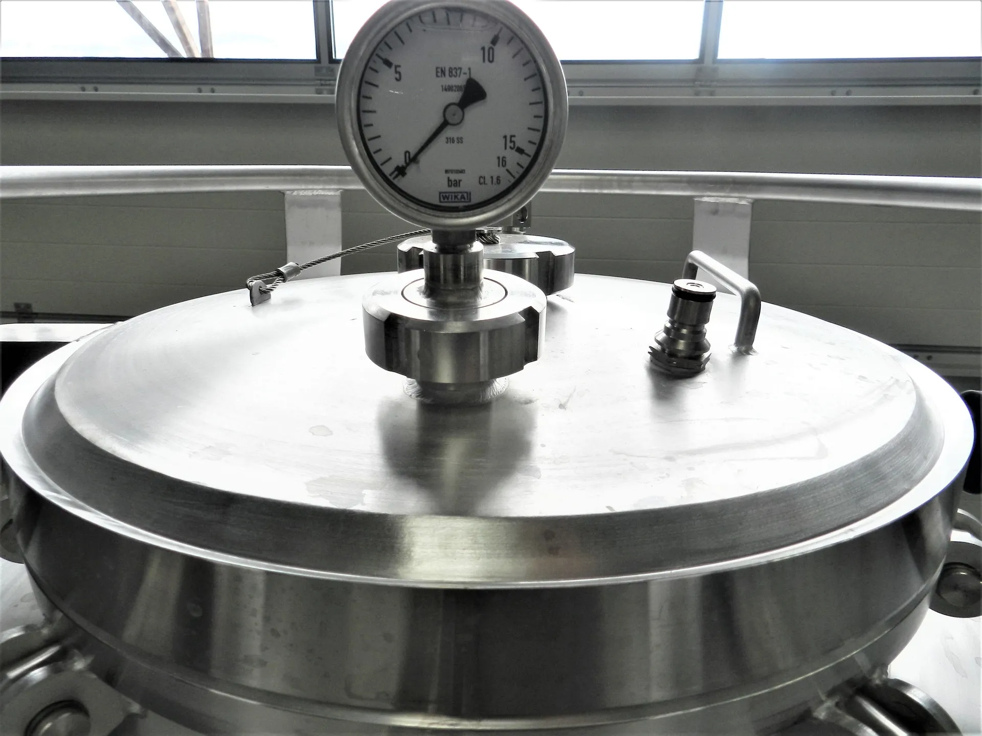 Sektdrucktank/ Lagertanks/ Drucktank 1125 Liter  mit Kühlmantel rund stehend aus V2A  +7,0 bar
