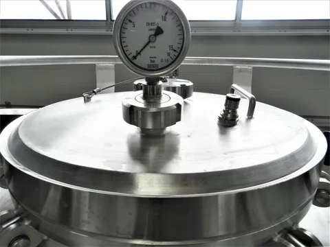 Sektdrucktank/ Lagertanks/ Drucktank 1125 Liter  mit Kühlmantel rund stehend aus V2A  +7,0 bar