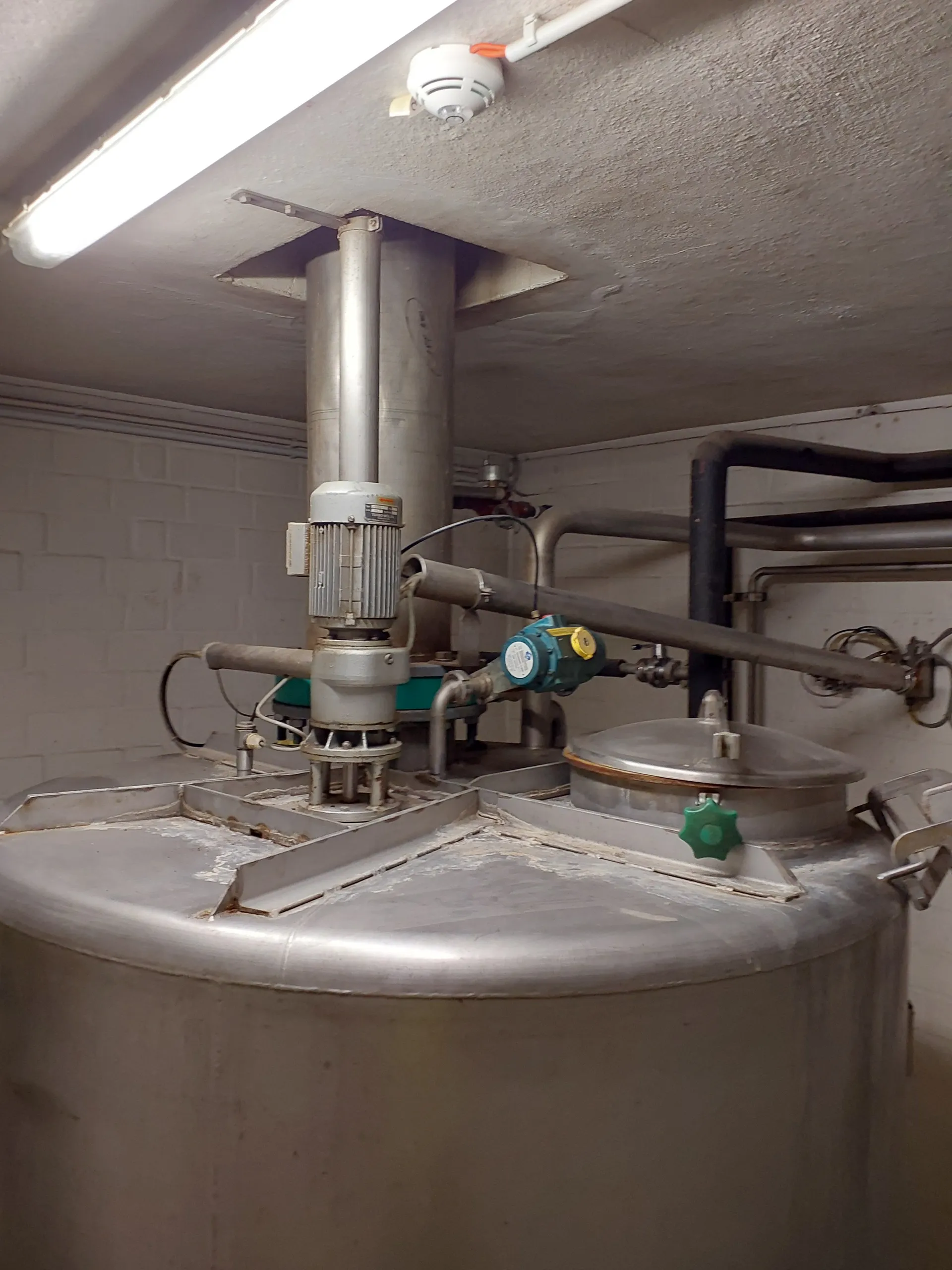 1.650 Liter  Jorns Lagertank mit Rührwerk