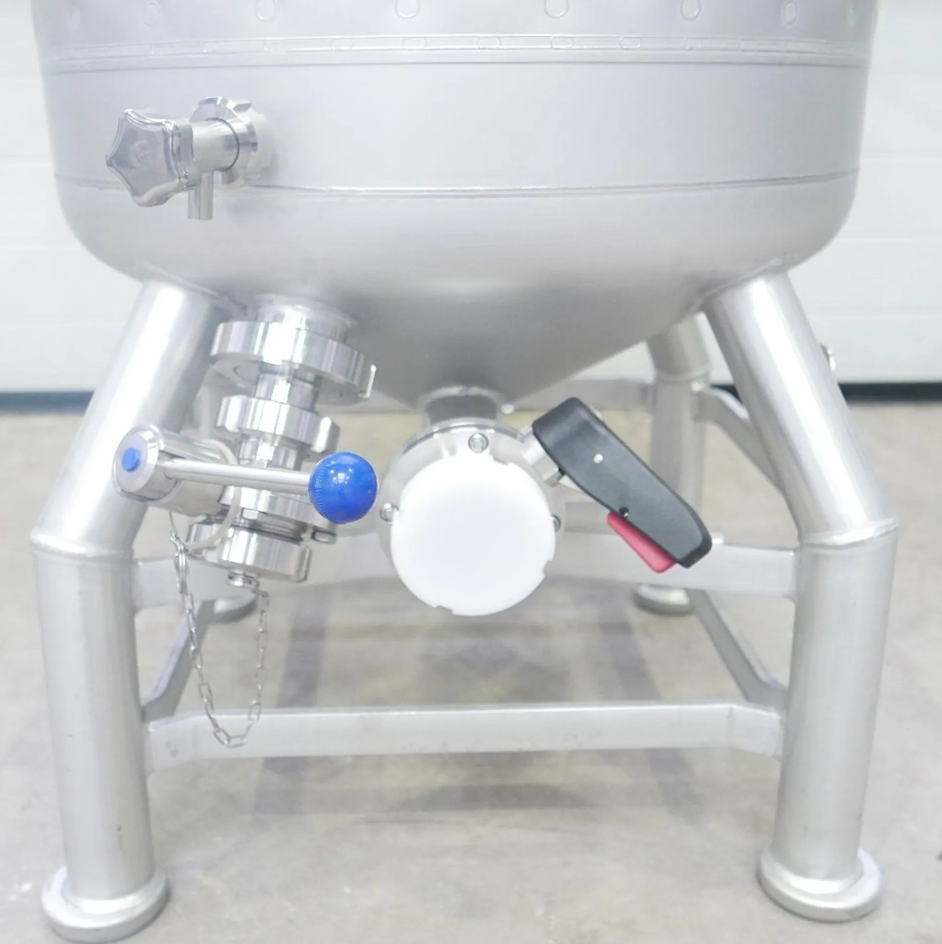 200 Liter Eurolux Biertank/ Lagertanks/ Drucktank mit Kühlmantel, rund, stehend aus V2A, Betriebsdruck: +2,0 bar