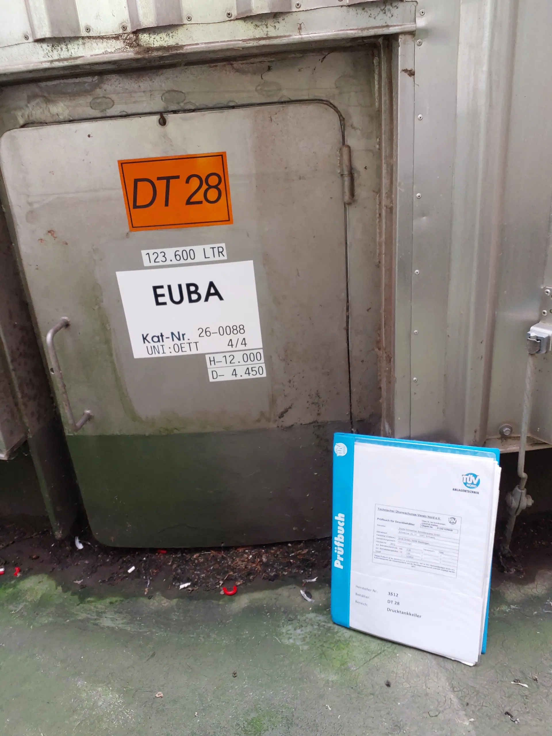 123.600 Liter GROSS Drucktank isoliert