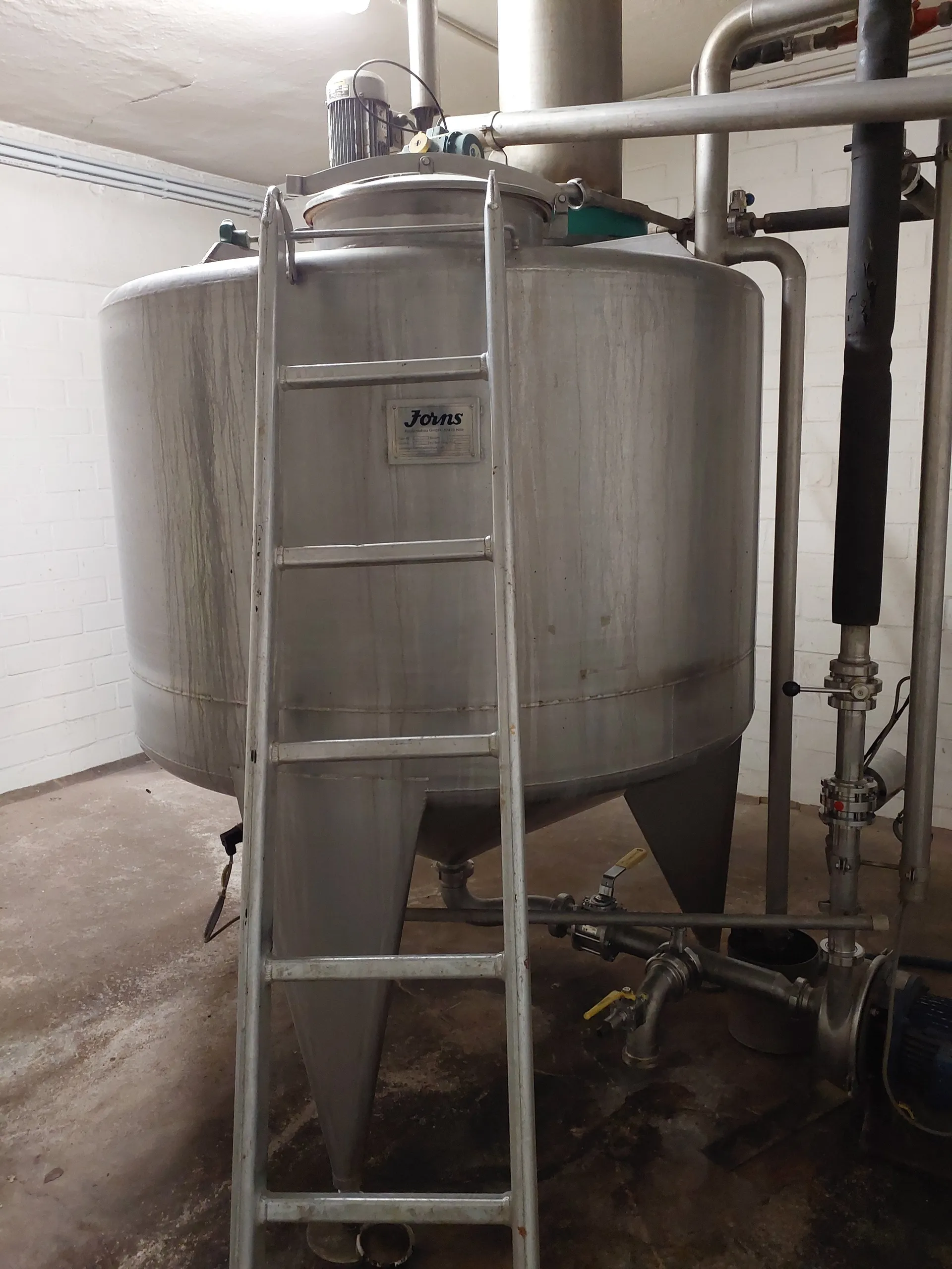 1.650 Liter  Jorns Lagertank mit Rührwerk