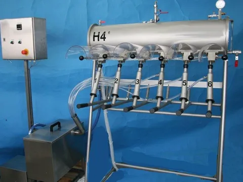 Halbautomatische Flaschenabfüllmaschine für 0,33 – 1 bzw. 2 L-Flaschen
