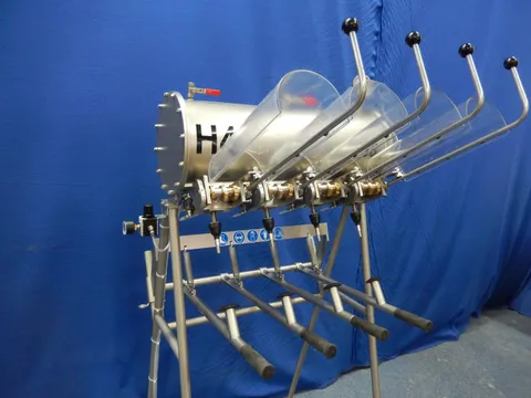 Halbautomatische Flaschenabfüllmaschine für 0,33 – 1 bzw. 2 L-Flaschen