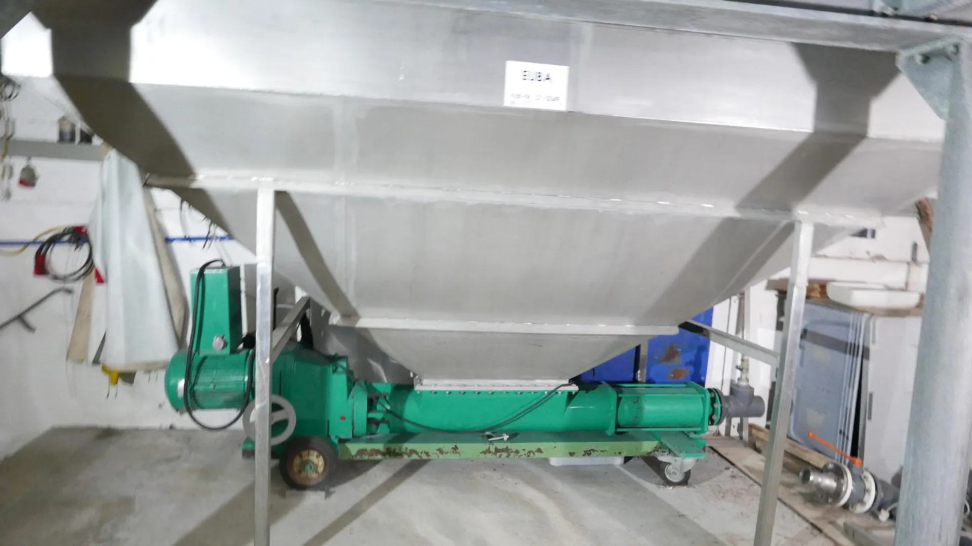Exzenterschneckenpumpe NETZSCH mit Trichter und Gestell