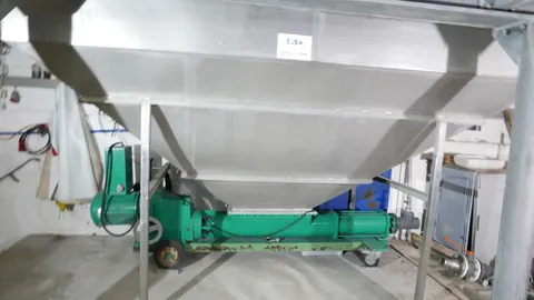 Exzenterschneckenpumpe NETZSCH mit Trichter und Gestell