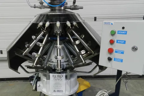 Druck-Füller XRB 16 für PET- Flaschen 12-stellig mit Dosierpumpe, Leistung: bis 650 Flaschen/h 