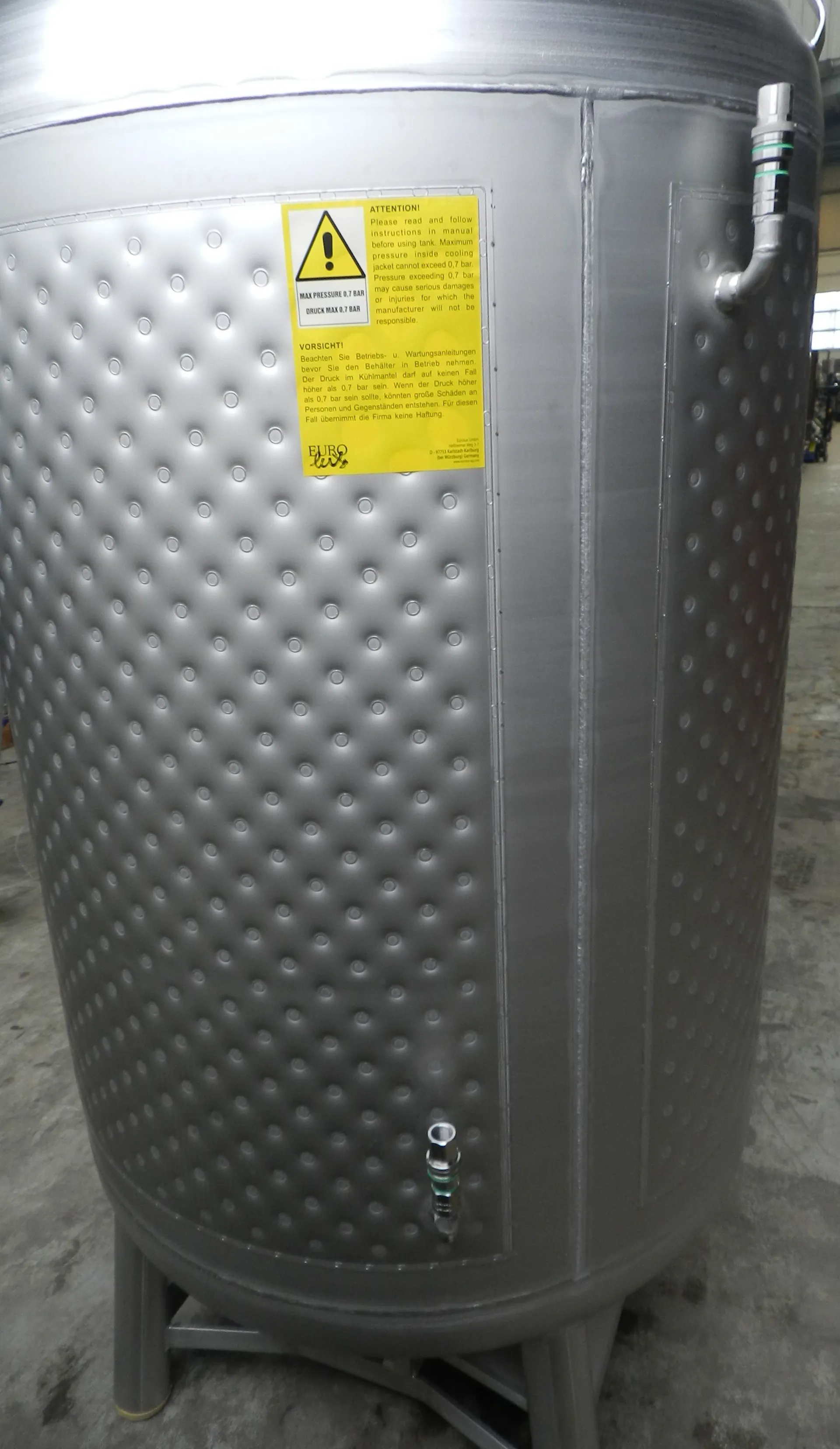 Sektdrucktank/ Lagertanks/ Drucktank 1125 Liter  mit Kühlmantel rund stehend aus V2A  +7,0 bar