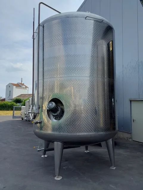 15.500 Liter Möschle Weintank, Lagertank mit Kühlmantel isoliert mit Rührwerk