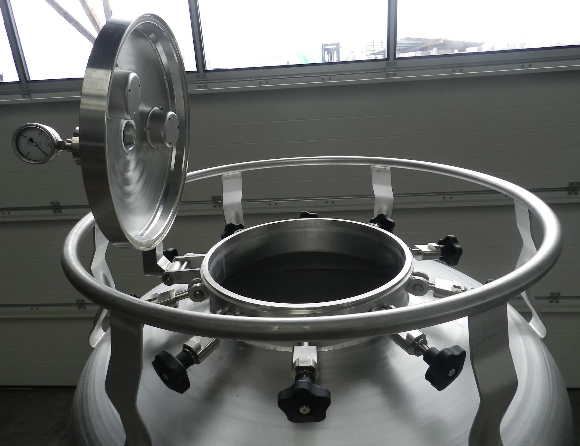 Sektdrucktank/ Lagertanks/ Drucktank 1125 Liter  mit Kühlmantel rund stehend aus V2A  +7,0 bar