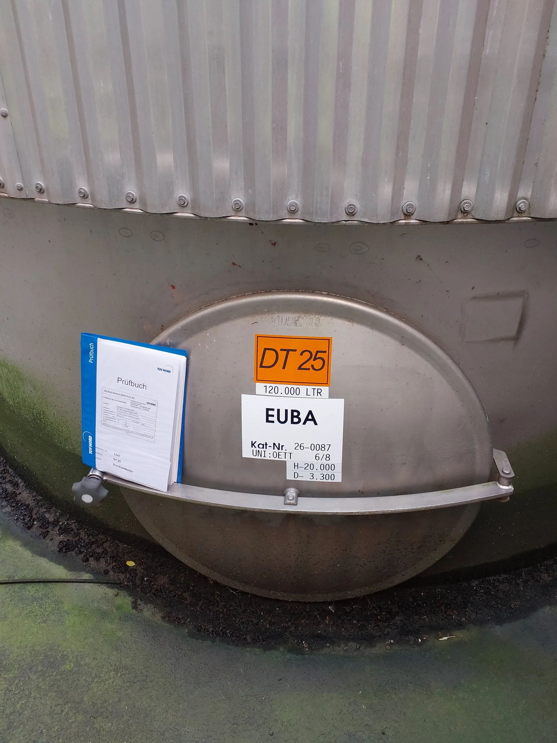 120.000 Liter Gresser 3 bar Drucktank isoliert
