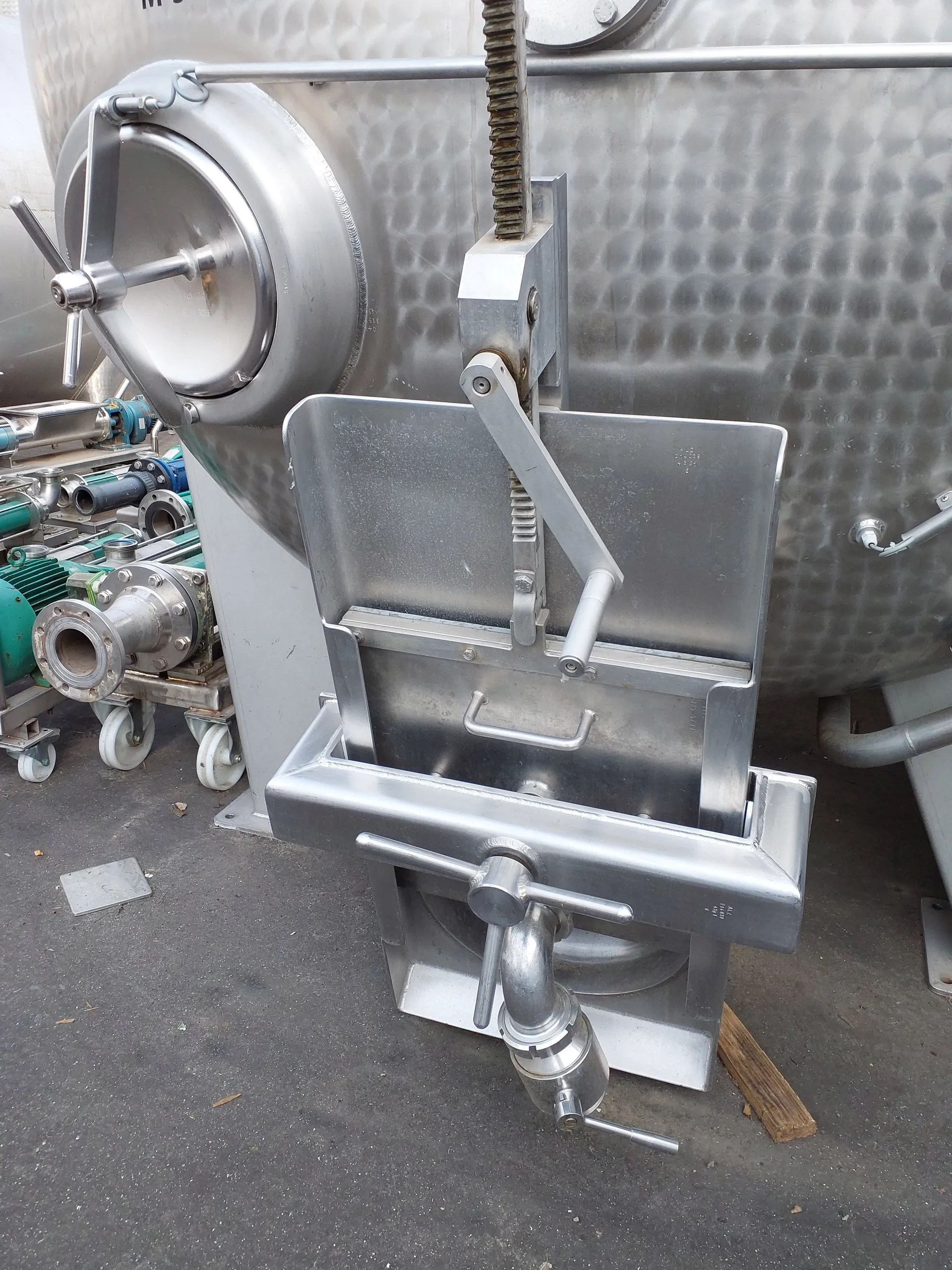 10.500 Liter Maischebehälter mit Kühlschlangen
