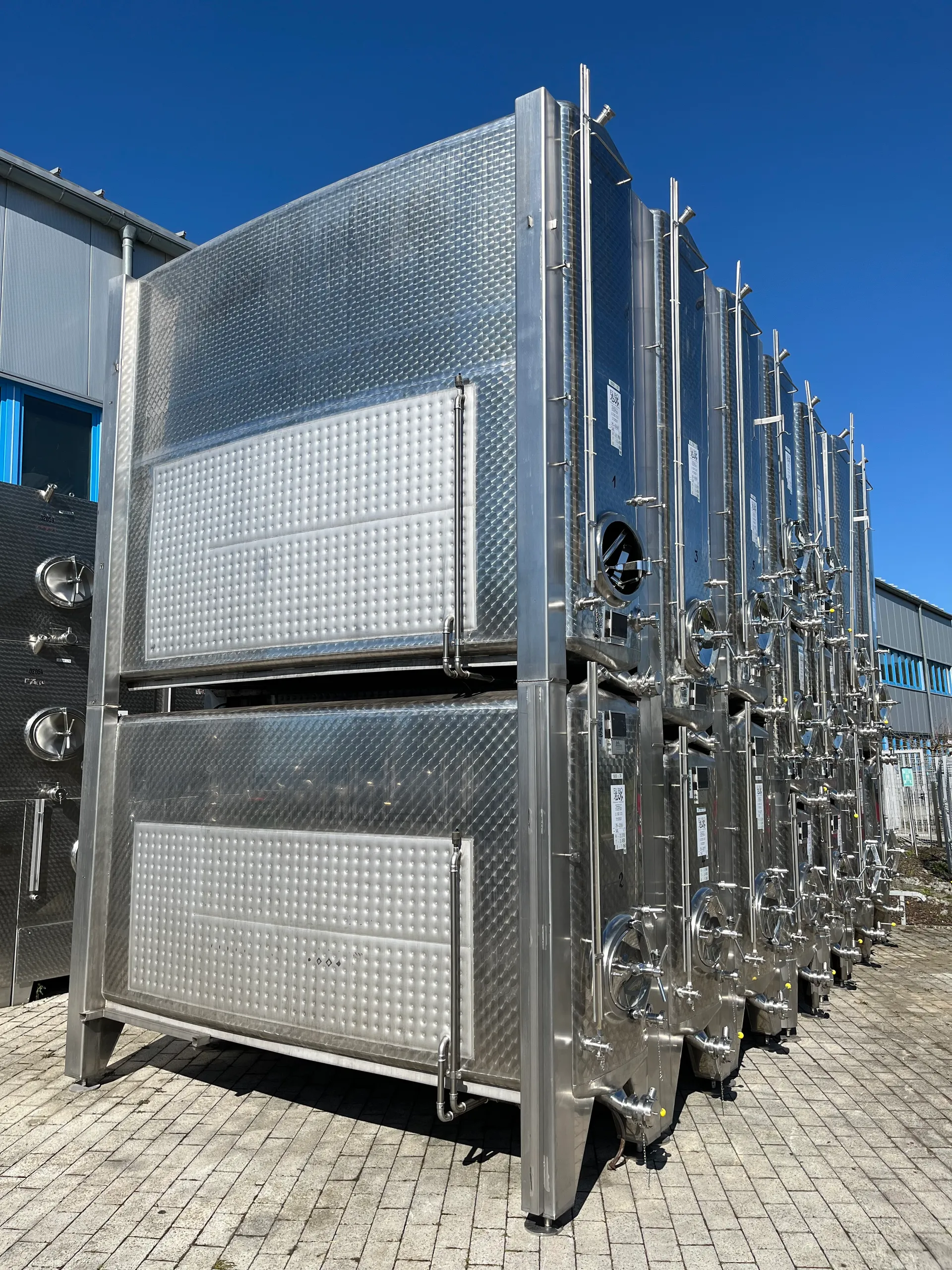 8.000 Liter Weintank kubisch mit Kühlmantel