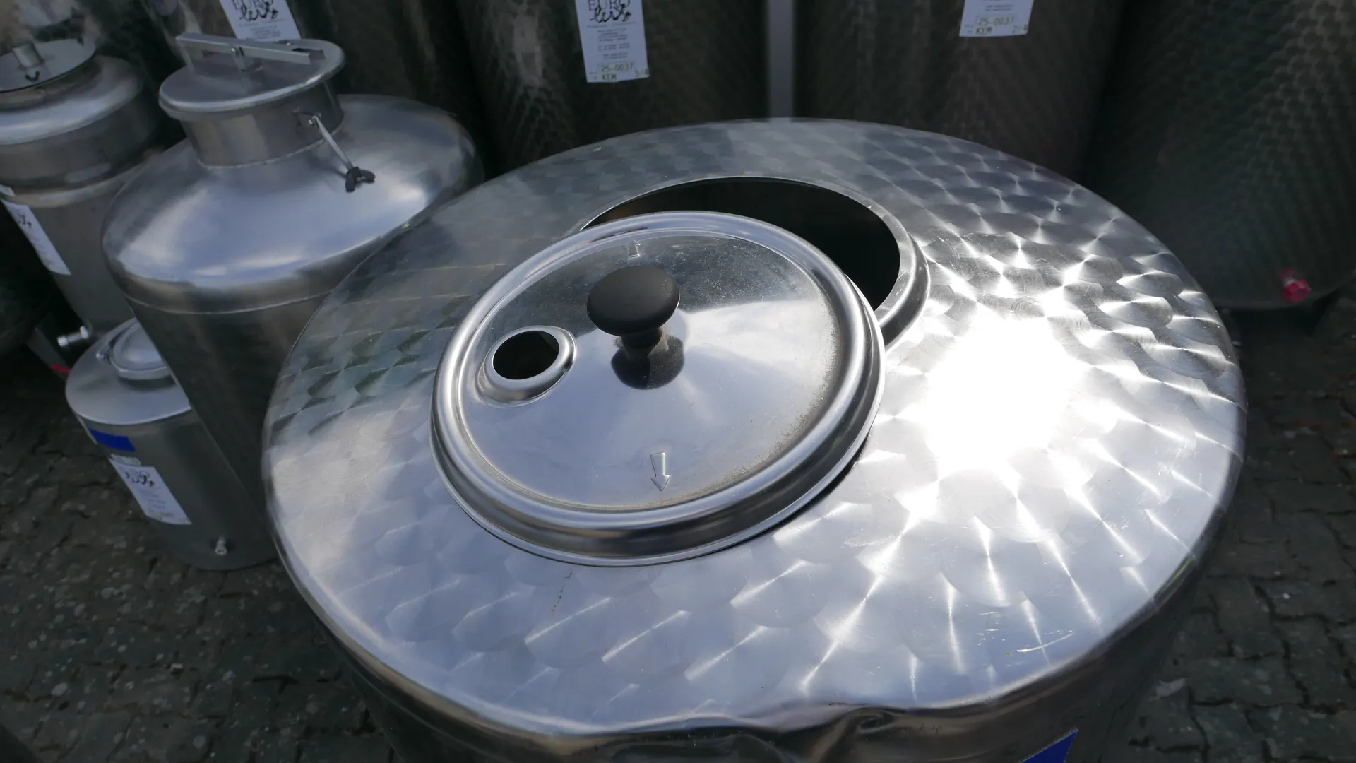 25-0051 330 Liter Weintank