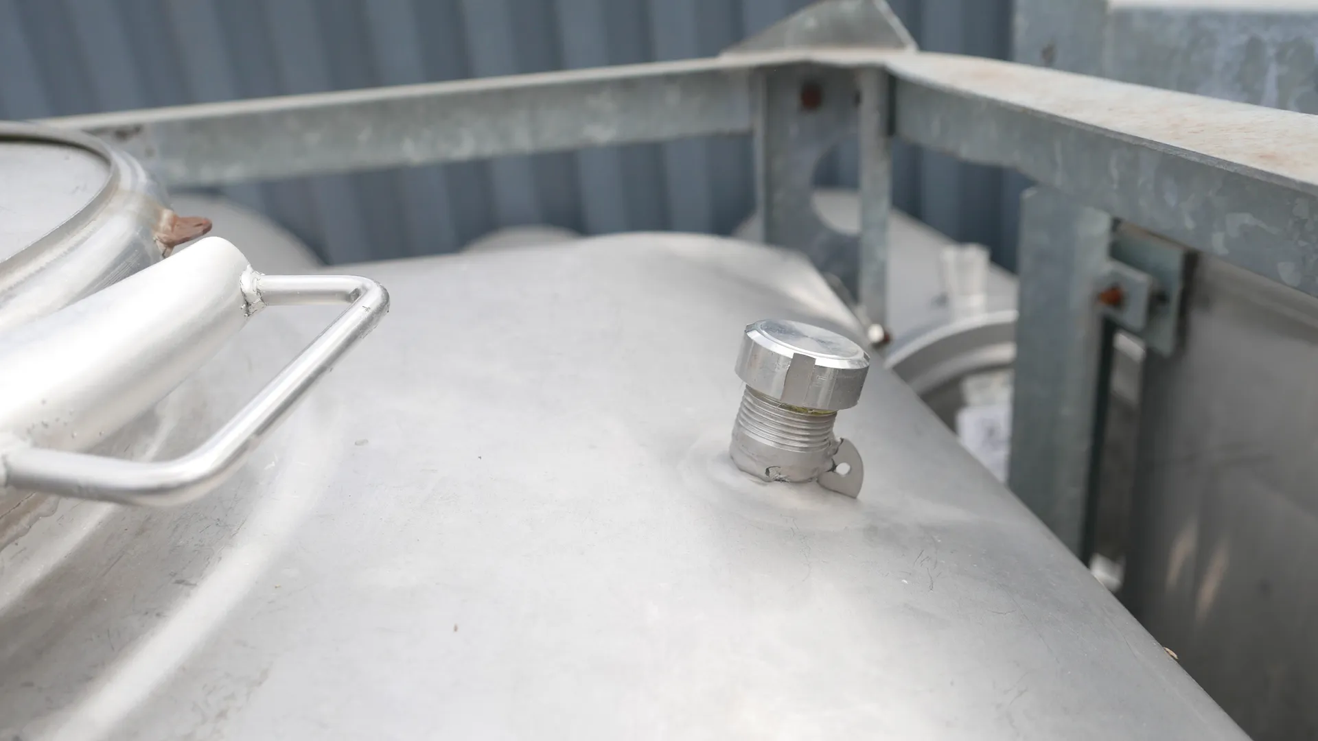 25-0085 1.050 Liter Transporttank aus V2A kubisch auf Gestell
