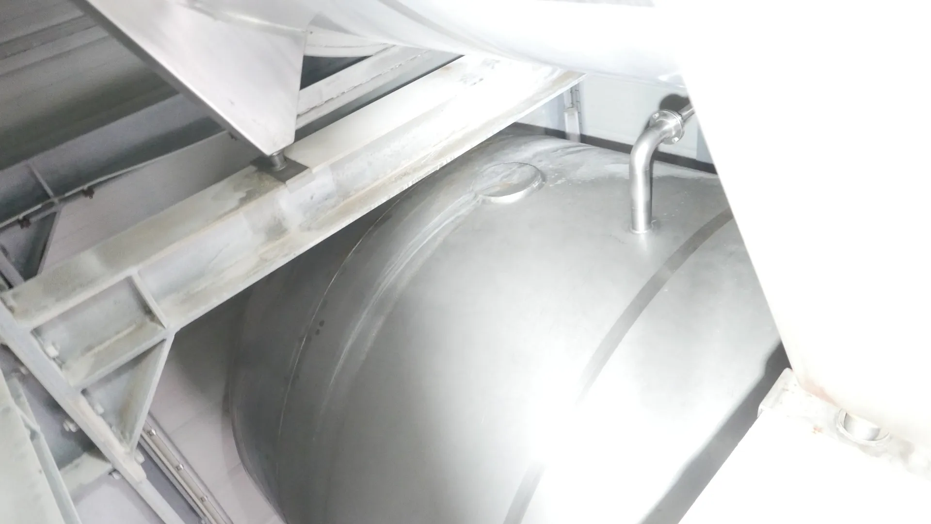25-0109EUBA 24.000 Liter Frischwassertank horizontal auf 4 Füßen