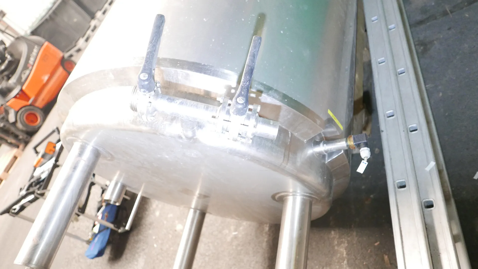 25-0113EUBA 1.000 Liter Warmwassertank in V2A isoliert