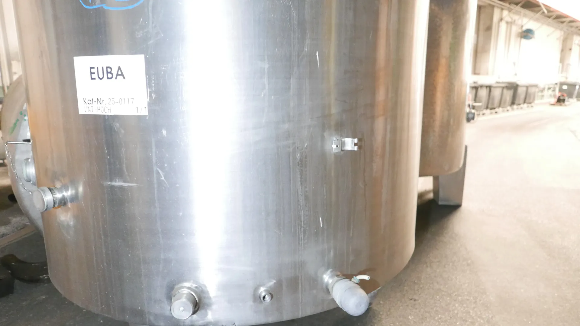 25-0117EUBA 2.000 Liter Spülmilchtank/ Lagertank aus V2A vertikal isoliert