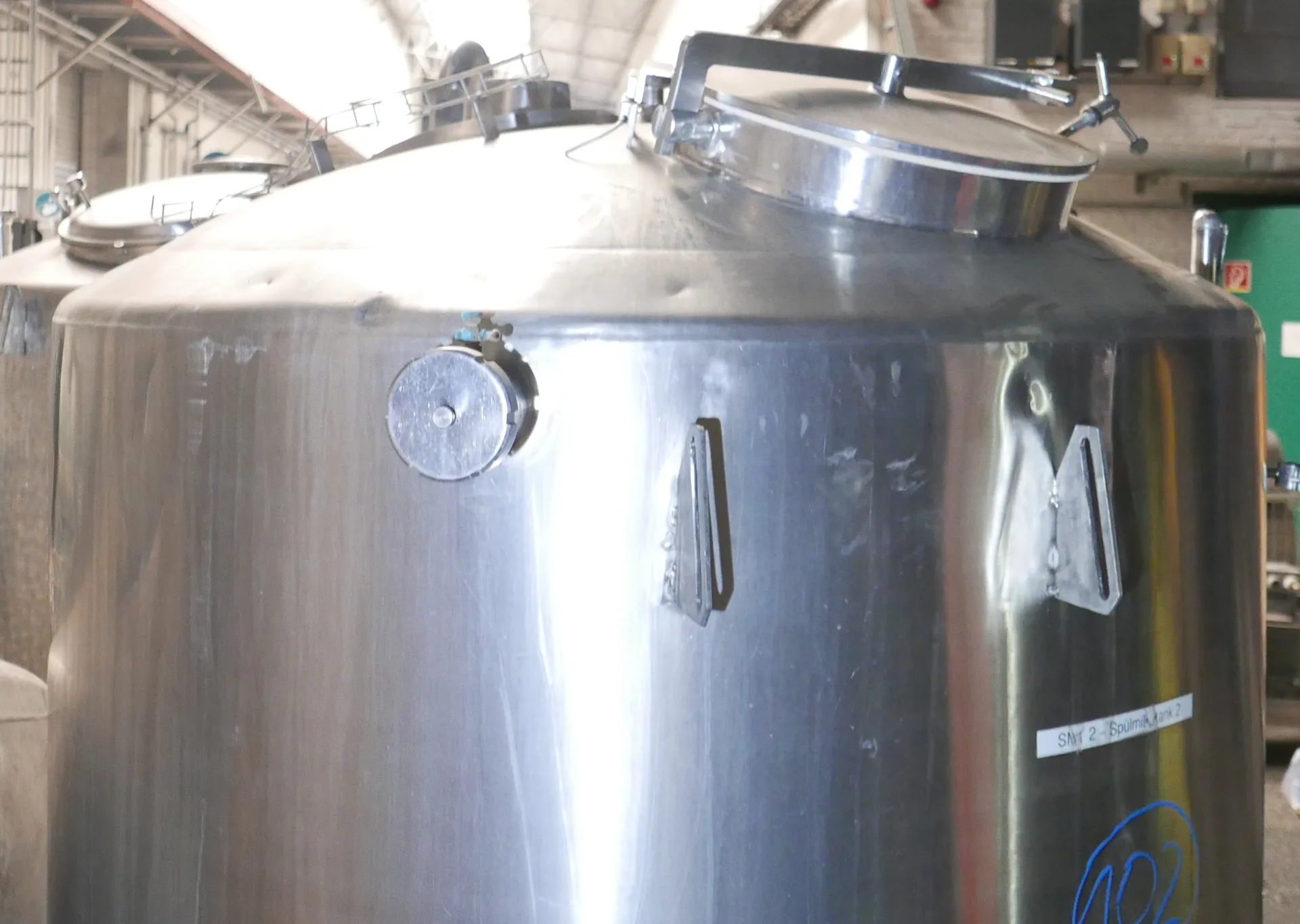 25-0117EUBA 2.000 Liter Spülmilchtank/ Lagertank aus V2A vertikal isoliert