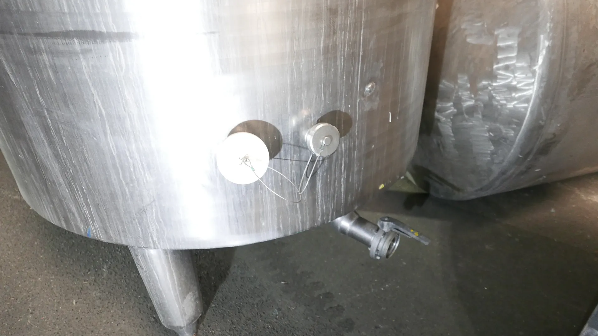 25-0117EUBA 2.000 Liter Spülmilchtank/ Lagertank aus V2A vertikal isoliert