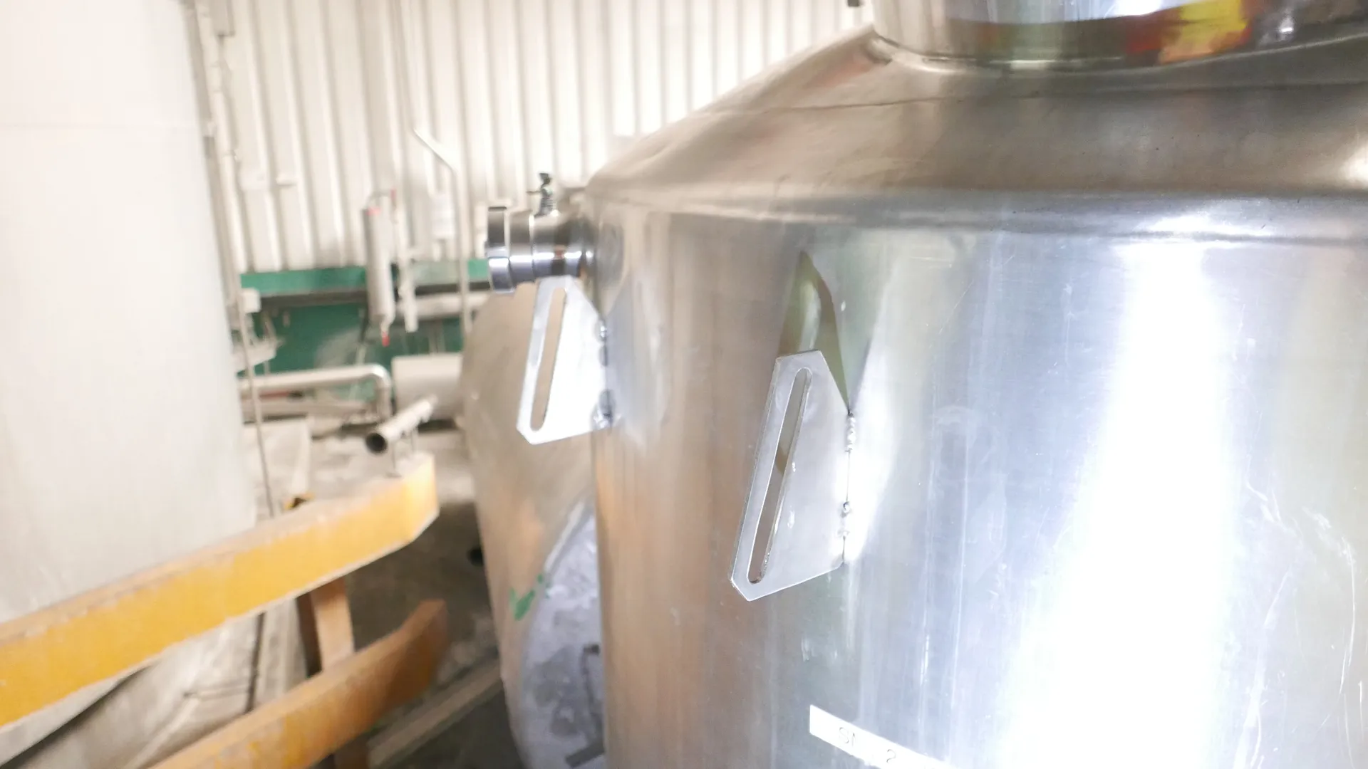 25-0117EUBA 2.000 Liter Spülmilchtank/ Lagertank aus V2A vertikal isoliert