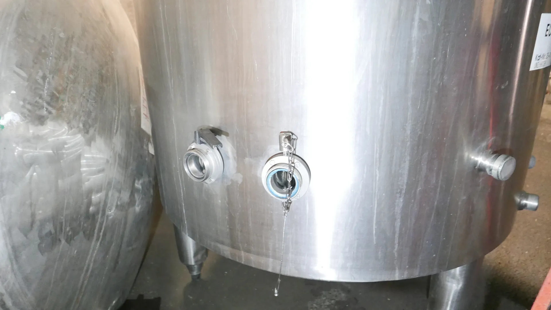 25-0117EUBA 2.000 Liter Spülmilchtank/ Lagertank aus V2A vertikal isoliert