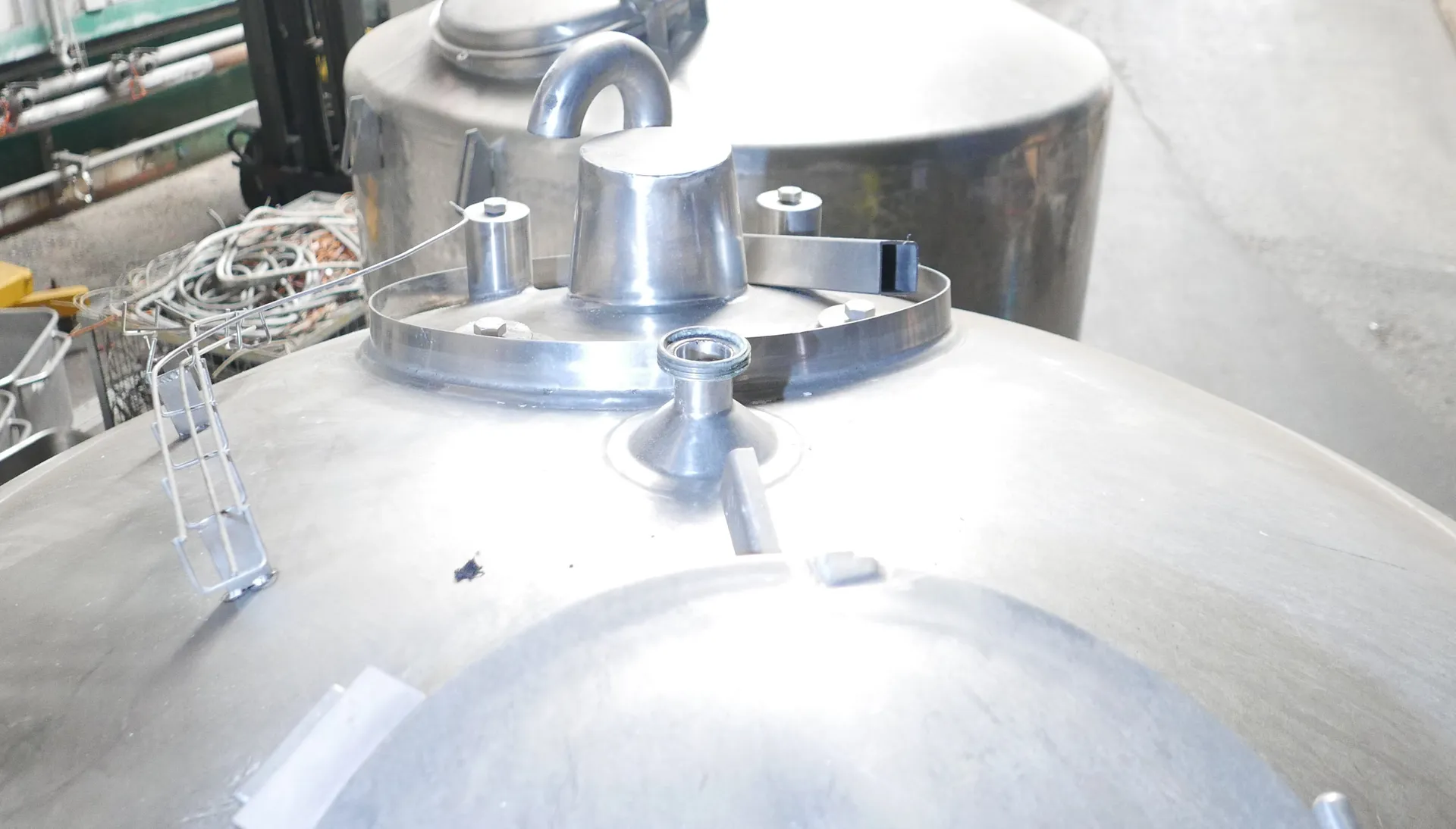 25-0117EUBA 2.000 Liter Spülmilchtank/ Lagertank aus V2A vertikal isoliert