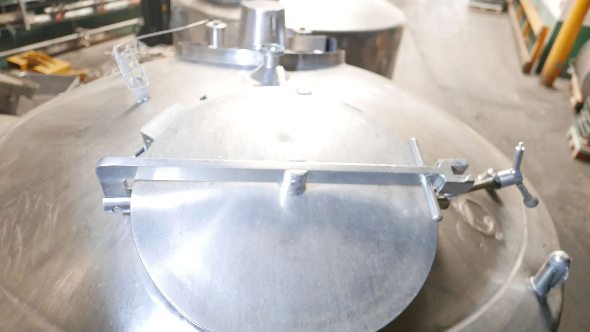25-0117EUBA 2.000 Liter Spülmilchtank/ Lagertank aus V2A vertikal isoliert