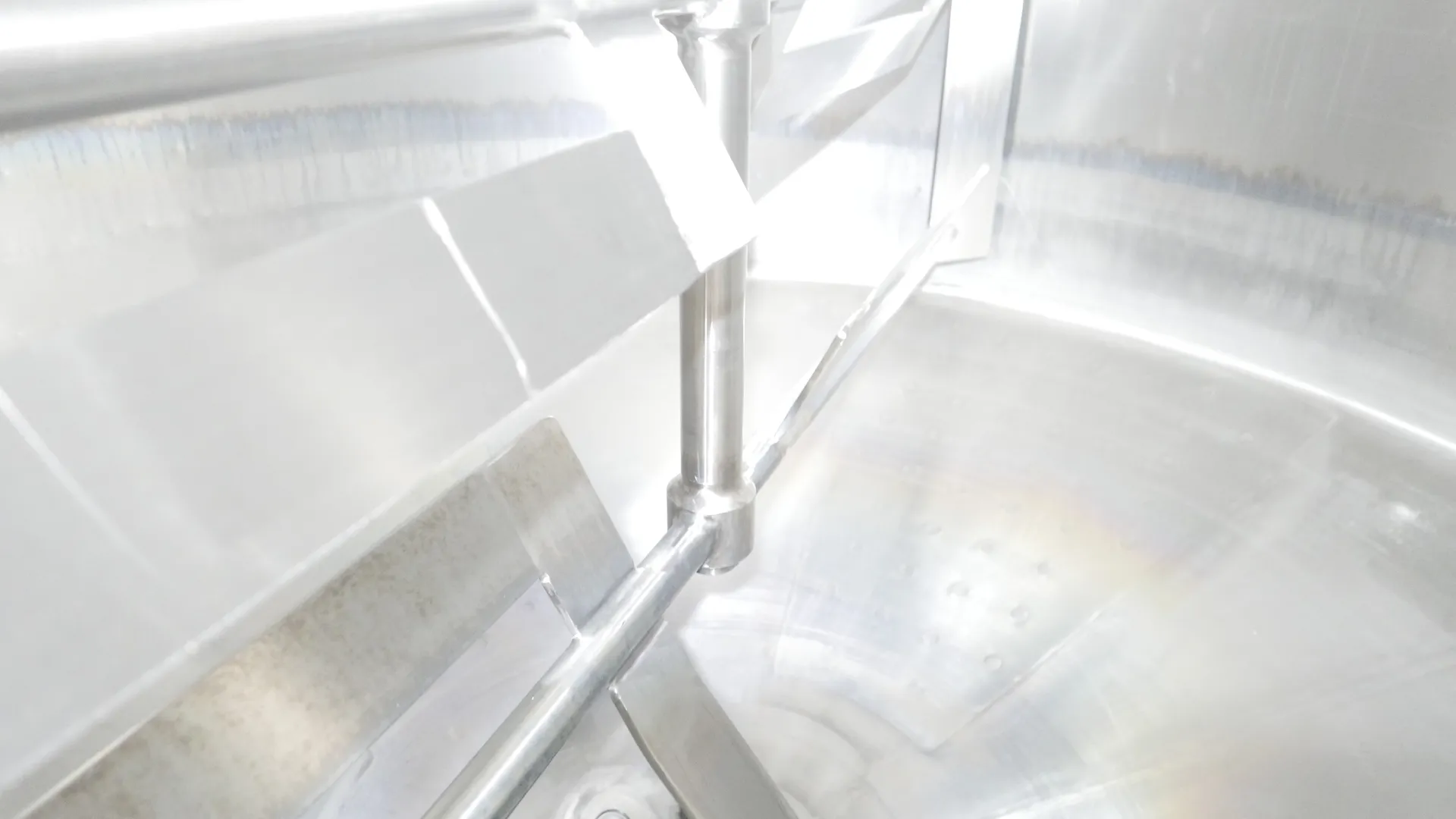 25-0120EUBA 6.000 Liter Rahmtanks / Sahnetanks aus V2A isoliert