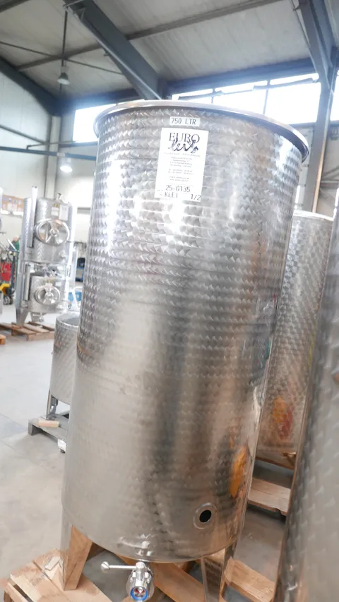 25-0135  600 Liter Immervolltank mit Füßen aus V2A mit Schwimmdeckel und Staubdeckel