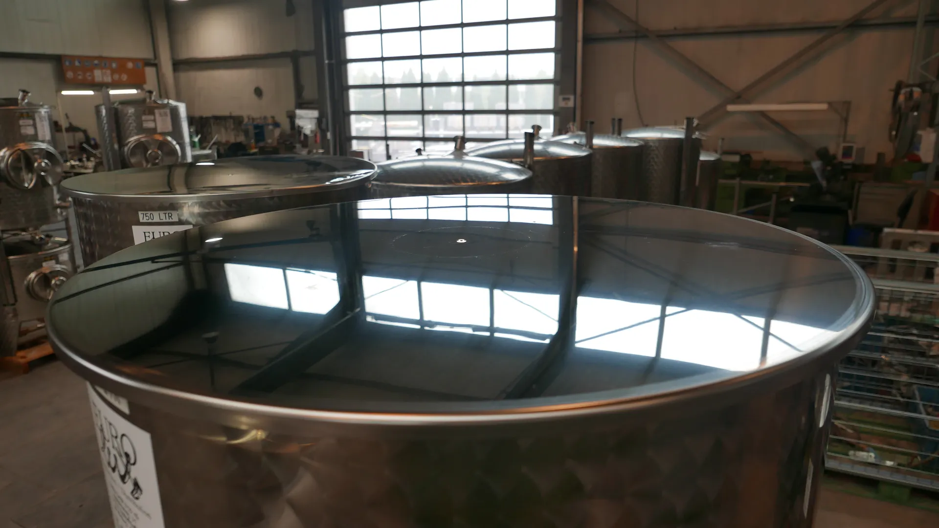 25-0135  600 Liter Immervolltank mit Füßen aus V2A mit Schwimmdeckel und Staubdeckel