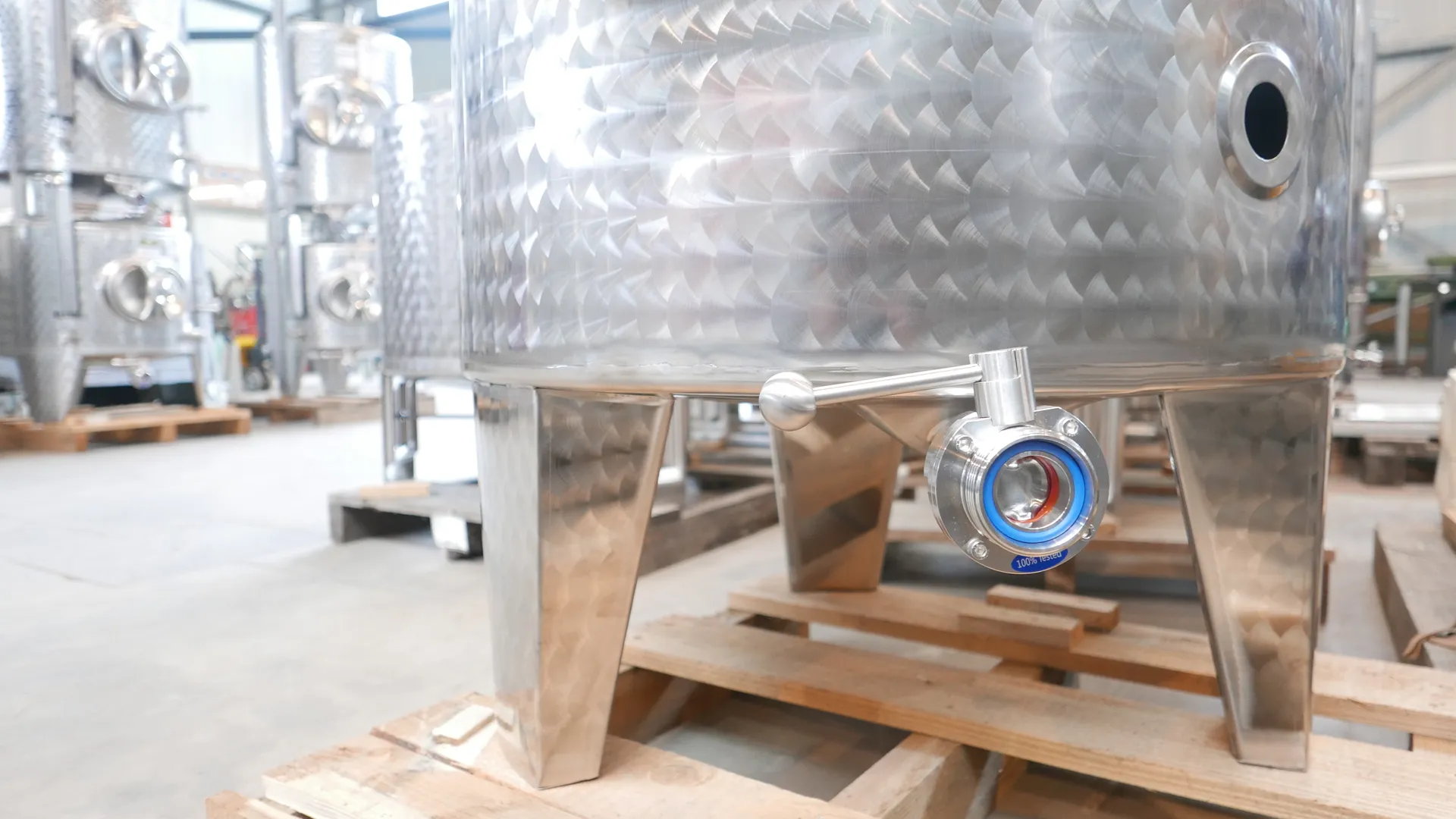 25-0135  600 Liter Immervolltank mit Füßen aus V2A mit Schwimmdeckel und Staubdeckel
