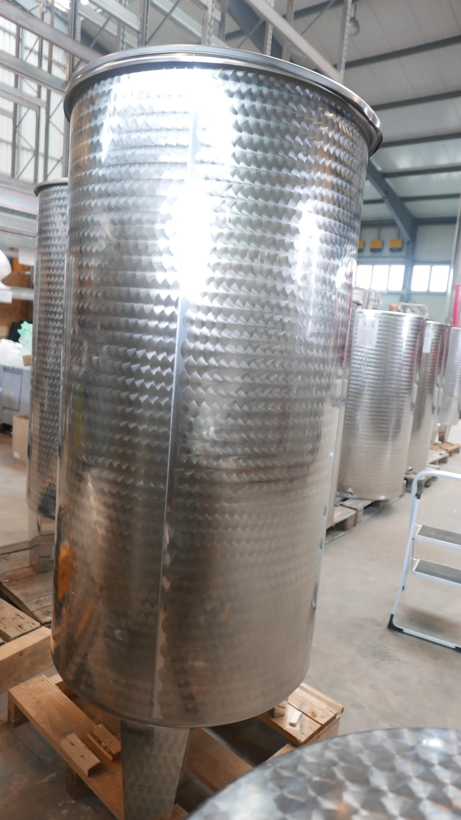 25-0135  600 Liter Immervolltank mit Füßen aus V2A mit Schwimmdeckel und Staubdeckel