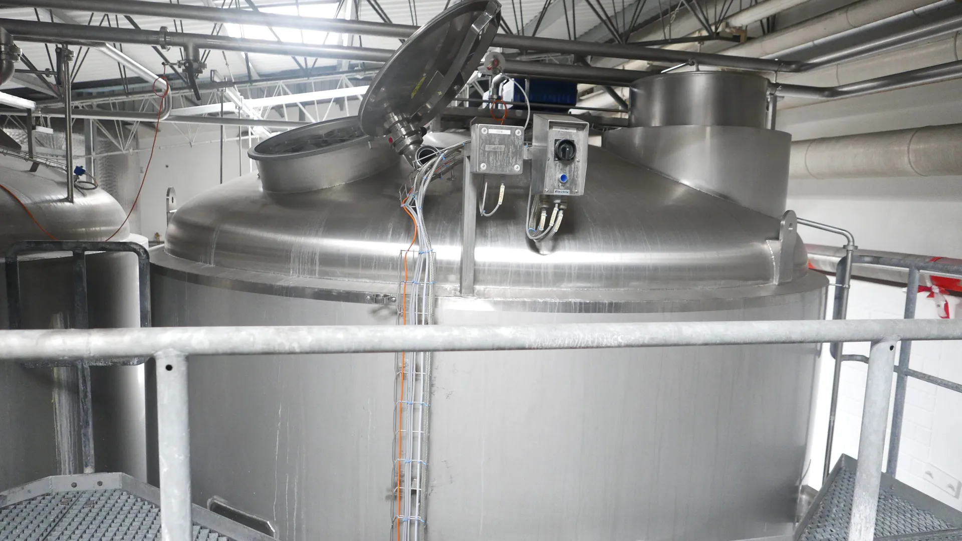 25-0138EUBA 72.000 Liter Rührwerkstank/ Milchtank/ Lagertank in V2A mit Kühlschlange und Isolierung