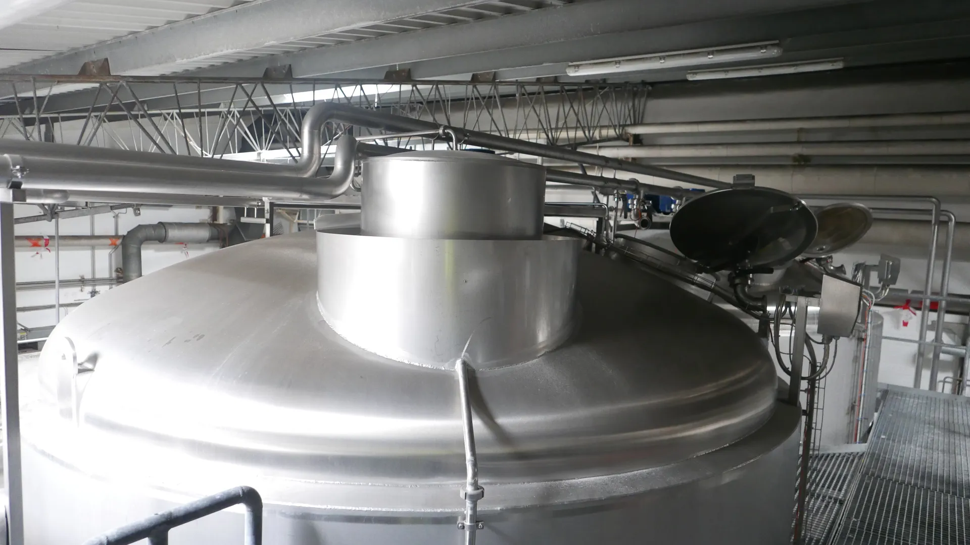 25-0138EUBA 72.000 Liter Rührwerkstank/ Milchtank/ Lagertank in V2A mit Kühlschlange und Isolierung