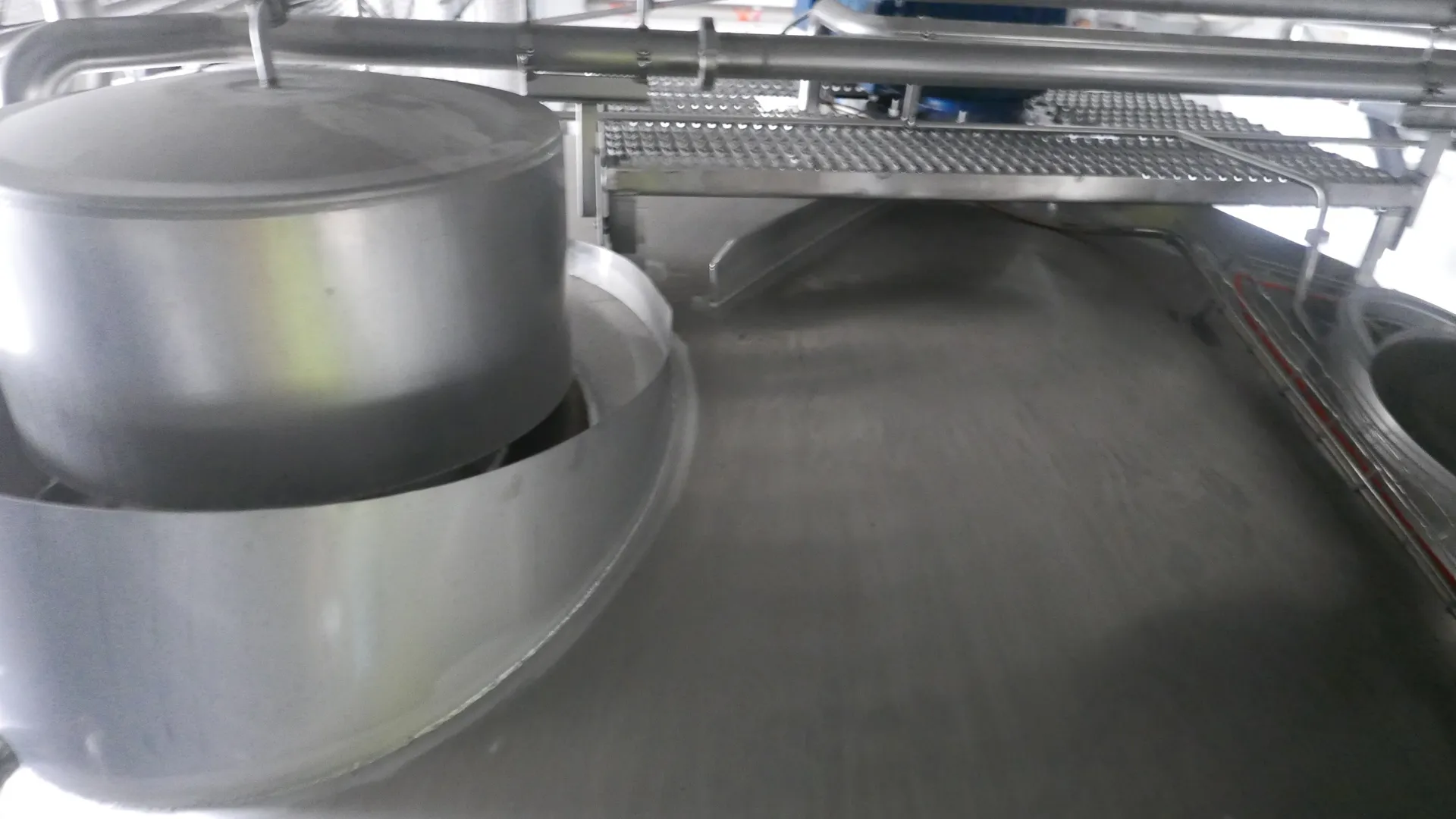 25-0138EUBA 72.000 Liter Rührwerkstank/ Milchtank/ Lagertank in V2A mit Kühlschlange und Isolierung