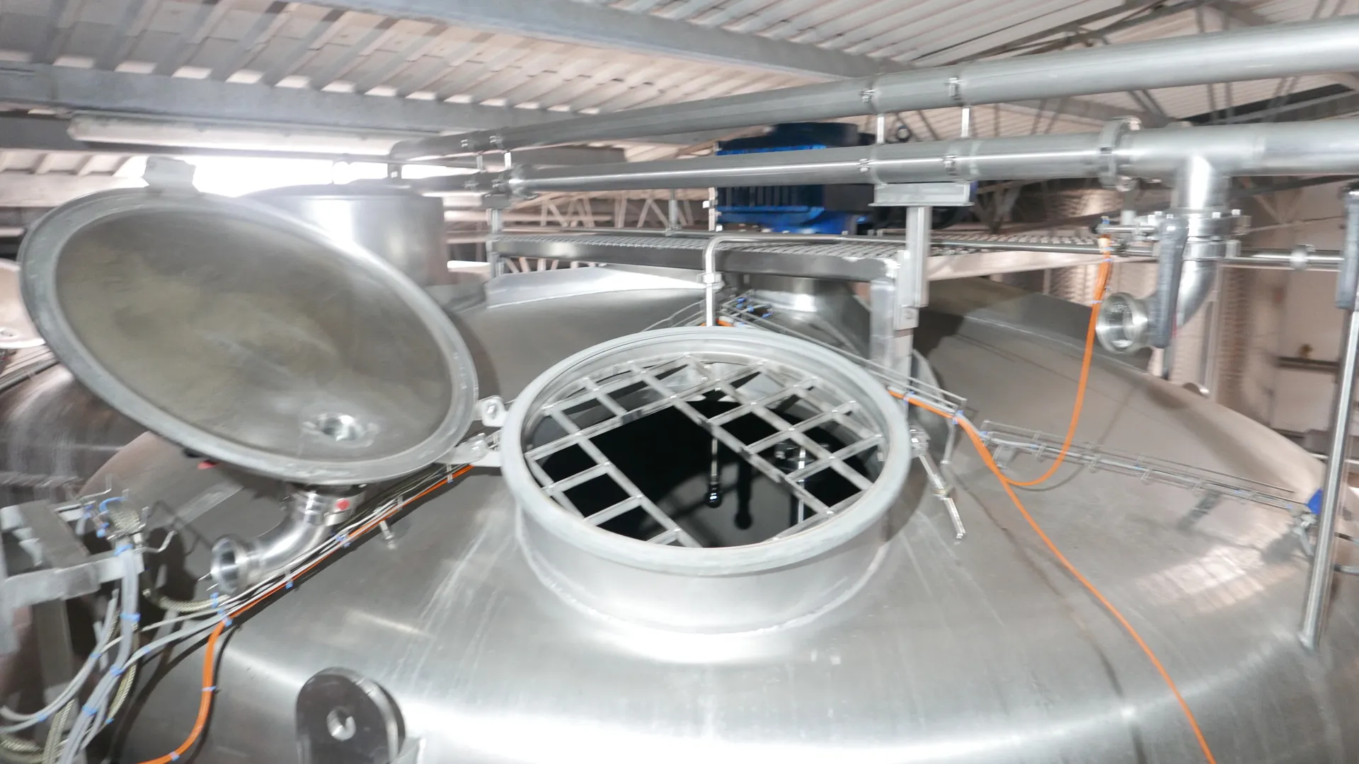 25-0138EUBA 72.000 Liter Rührwerkstank/ Milchtank/ Lagertank in V2A mit Kühlschlange und Isolierung