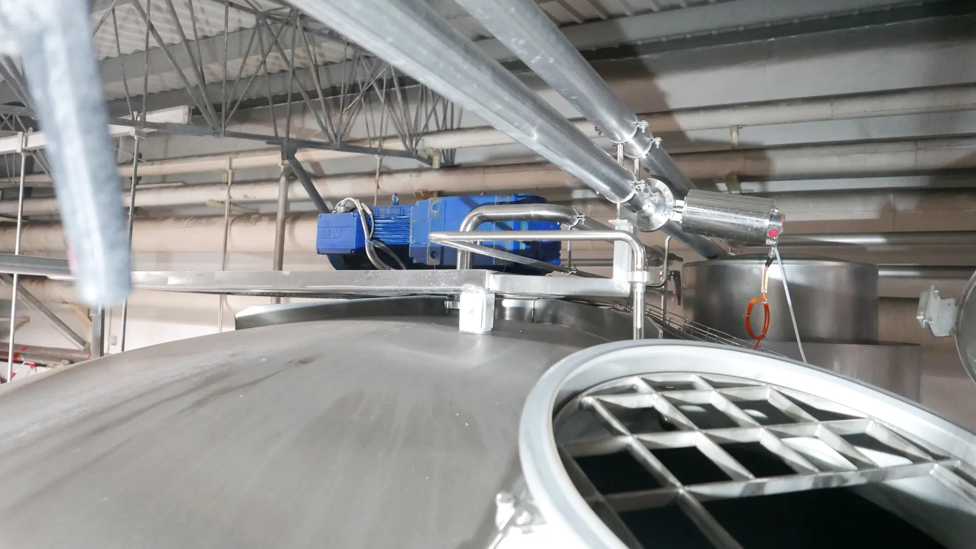 25-0138EUBA 72.000 Liter Rührwerkstank/ Milchtank/ Lagertank in V2A mit Kühlschlange und Isolierung