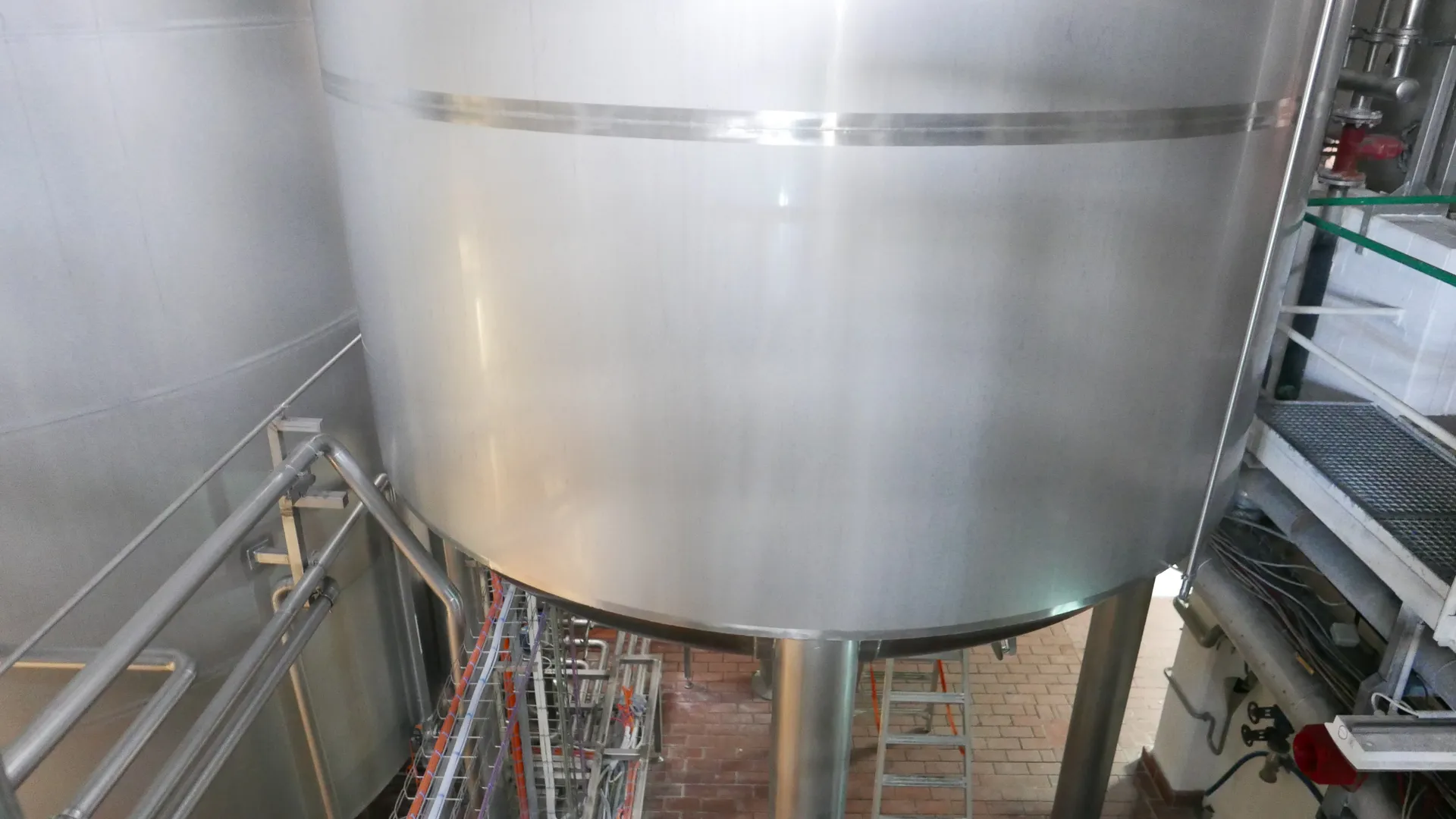 25-0139EUBA 52.000 Liter Rührwerkstank/ Milchtank/ Lagertank in V2A mit Kühlschlange und Isolierung