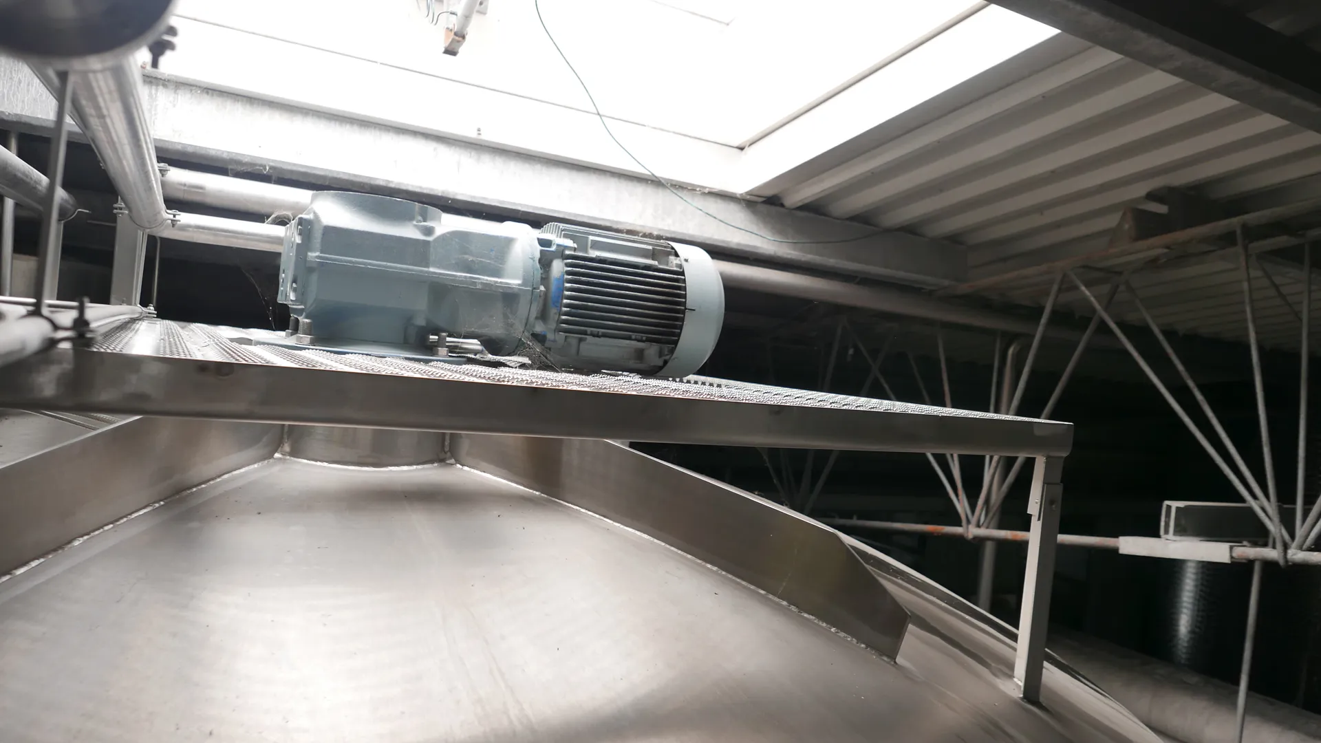 25-0139EUBA 52.000 Liter Rührwerkstank/ Milchtank/ Lagertank in V2A mit Kühlschlange und Isolierung