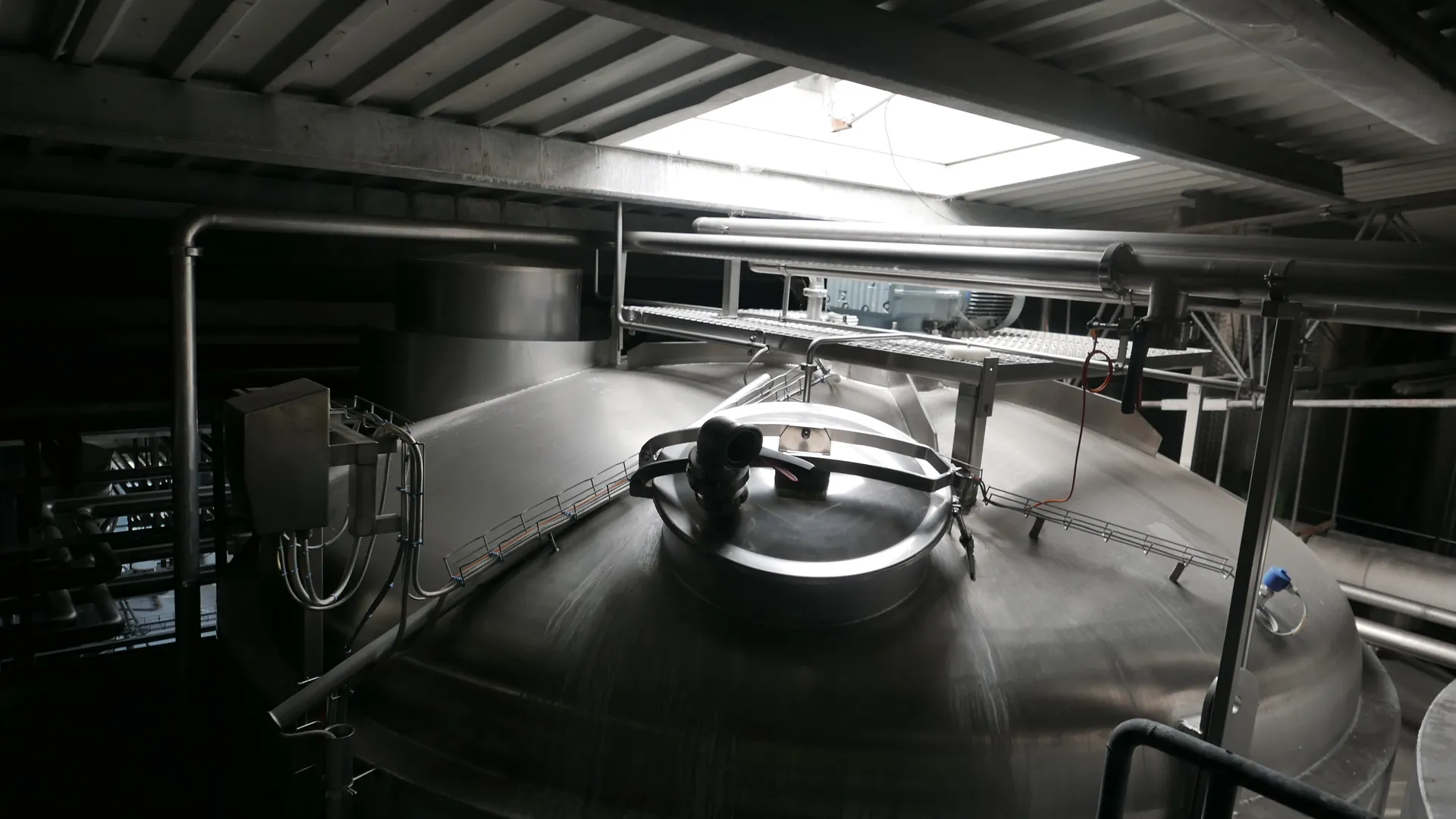 25-0139EUBA 52.000 Liter Rührwerkstank/ Milchtank/ Lagertank in V2A mit Kühlschlange und Isolierung