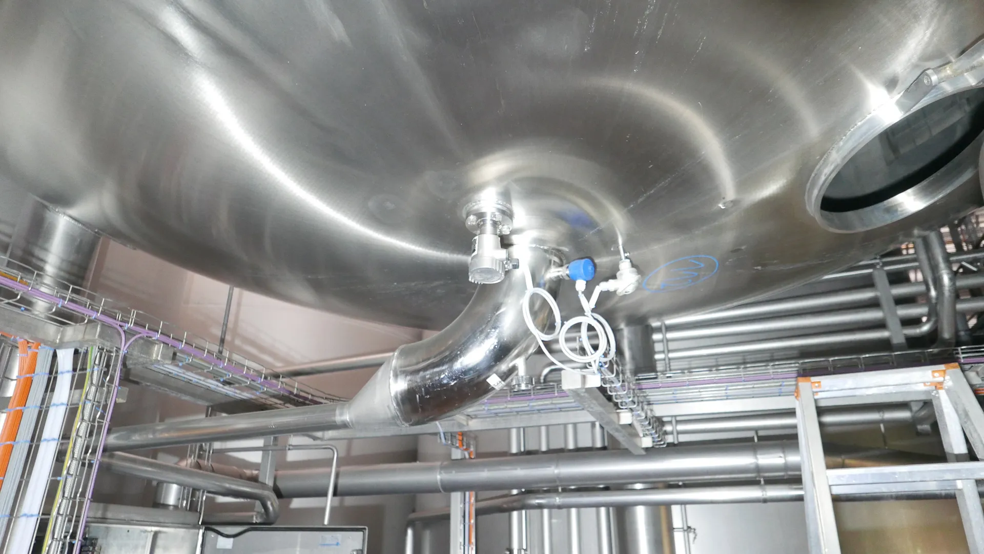 25-0139EUBA 52.000 Liter Rührwerkstank/ Milchtank/ Lagertank in V2A mit Kühlschlange und Isolierung
