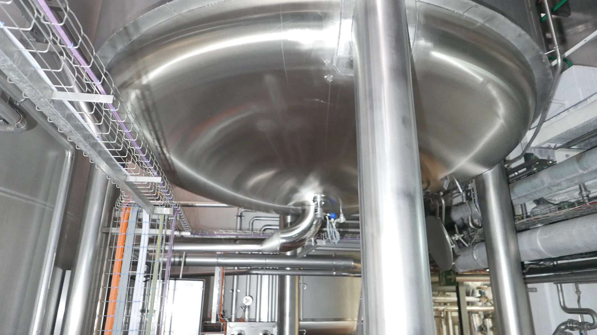 25-0139EUBA 52.000 Liter Rührwerkstank/ Milchtank/ Lagertank in V2A mit Kühlschlange und Isolierung