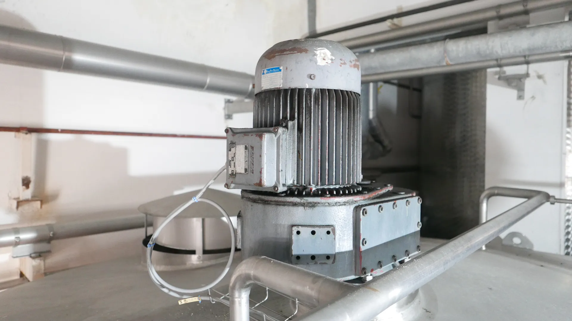 25-0142EUBA 40.000 Liter Rührwerkstank / Lagertank aus V2A isoliert